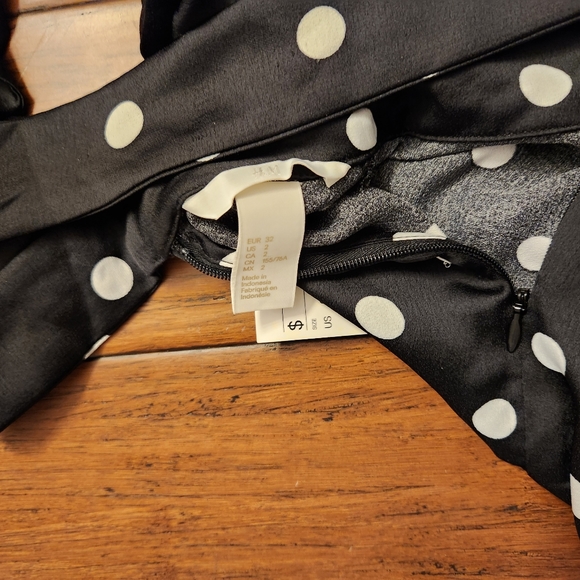 NWT H&M Size 2 Black Polka Peplum Satiny Blouse - Picture 5 of 5